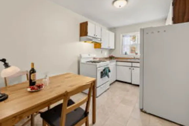 Eat-in kitchen - ALL-INCLUSIVE, Furnished 1BR, near Medical Area, Coolidge Corner . No Broker Fee. Condo