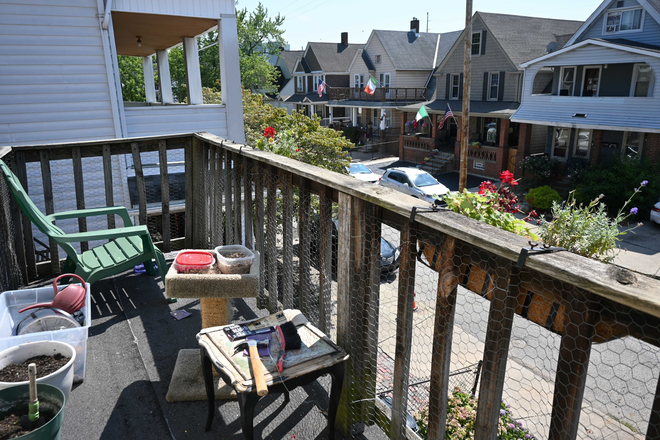 Shared 2nd floor balcony - room available in 3 bed 1 bath women only townhouse in Little Italy