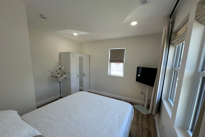 Master Bedroom - Large Furnished Suite Near UMD - Private entrance - Utilities Included Apartments