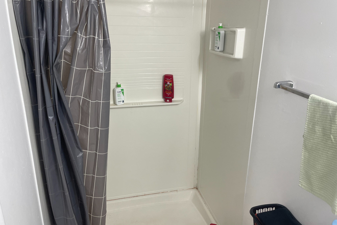 Own bathroom - Fox Ridge Apartments