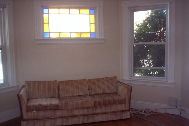 Den no couch - 2 Bedroom Apartment - 1 Mile from Brown - Garage Parking On Site