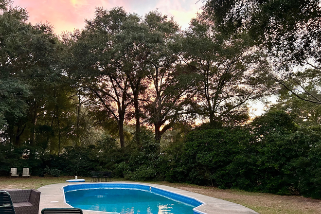 Pool at sunset - 10 mins. to MUSC on James Island -->> Bedroom in 3 BR home w/ pool - $1000 total (rent + utilities)