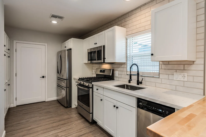 . - Private Luxury 2BD 1.5BA Apartment