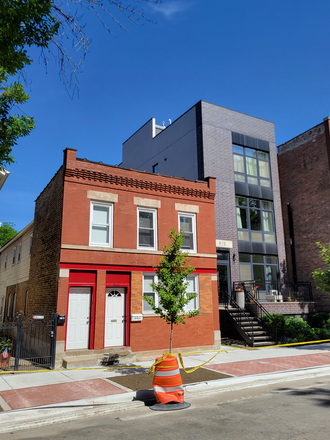 Front of building - 909 Aberdeen 2nd floor front. 2 bed 1 bath, 2 blocks from UIC and across from park Apartments