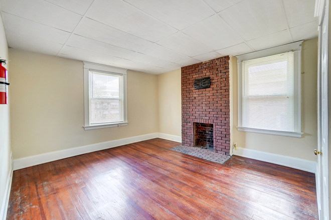 Living Room - Xavier Student Housing 4 Bedroom House - Unit #2 - Avail Nov 12, 2025