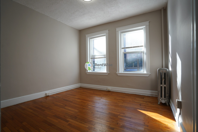 1 - Great Brighton Studio's Available NOW, JAN & FEB | H/HW inc | NO FEE! | No Undergrads Apartments