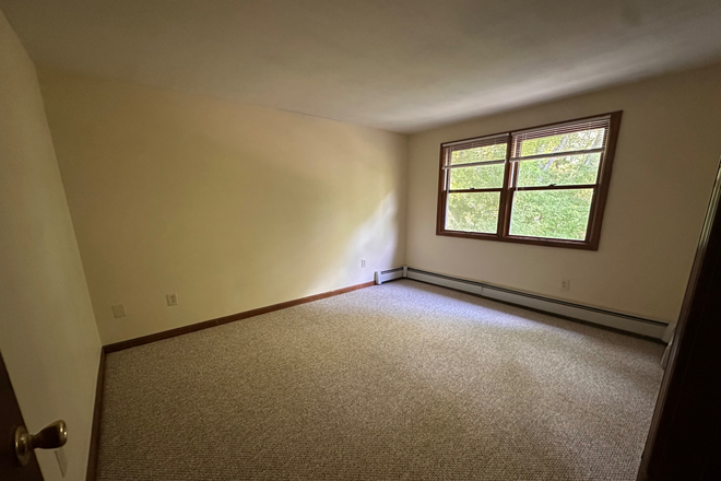Bedroom - Two Bed Town House 10 miles from UConn and Hartford