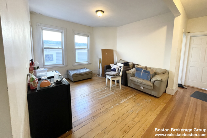 living room - Large 4 Bedroom in Mission Hill! Stainless steel appliance and Laundry Apartments