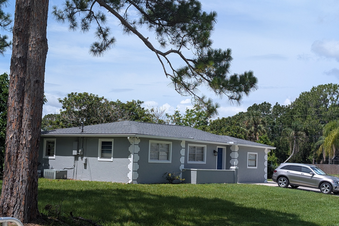 Side view - Room w. Private Bath! Corner Lot Home on Large Lot | Minutes from UCF!