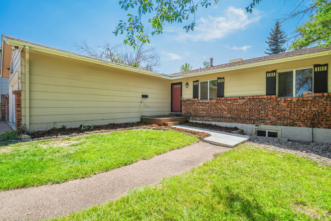 Front Entry - Welcome to The Paris House — Your Room Near UCCS