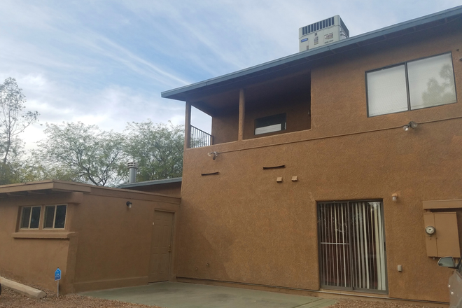 Front of the house - 7 Bedroom within biking distance to Campus! Great floorplan for student living. House