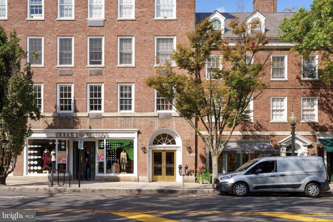 Elevator building, kitchenette and refrigerator. - 44 Nassau Street Apt D