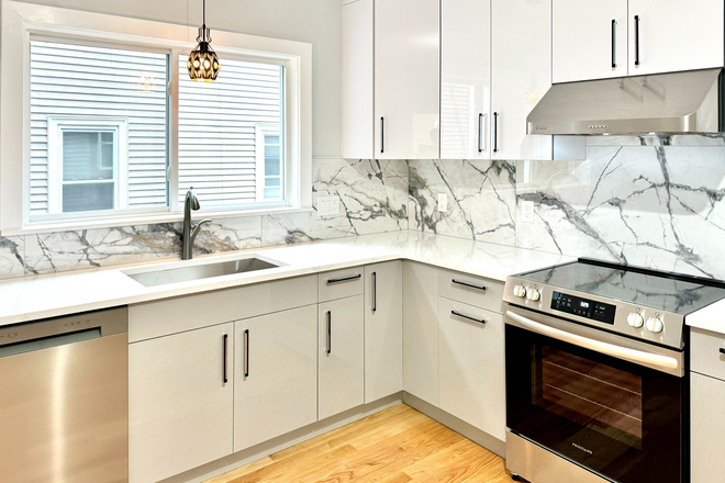 x - 3 Bed / 2 Bath with 2 Parking Spots | In-Unit Laundry | 9/1 Apartments