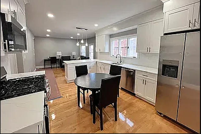 Call NOW for showings! 617-236-8600 - HILLSDALE RD - XL TOP FLR DUPLEX 3BR/1BA CLOSE TO TUFTS FOR *6/1/2027* W/ PRKNG, LNDRY IN BLDNG Apartments