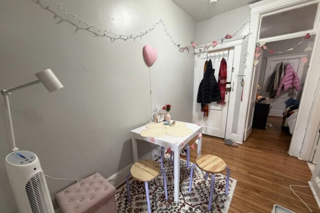 Entry way/ Dining Area - 2 Bed/ 1 Bath Split Apartment