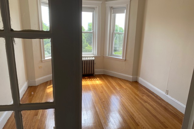 Call NOW for showings! 617-236-8550 - BOYLSTON ST - *NO FEE!* 1BR SPLIT FOR 2 PPL W/ BAY WINDOW, H&HW INC, LNDRY IN BLDNG *AVAIL NOW* Apartments