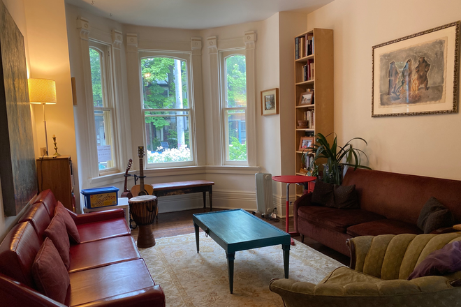Common space living room - Sunny room in Victorian Home at Dundas & Beverley ( M5T 1B5 )