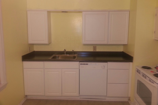 Kitchen - AVAILABLE 26-27 CLOSE TO GOGGIN & REC CENTER - 107 Ardmore Drive 4 Bedroom House