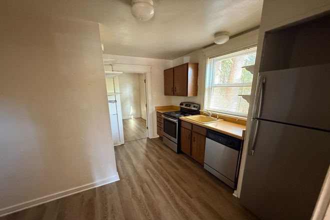 3 - AVAILABLE 8/17: 907 18th St #A Duplex