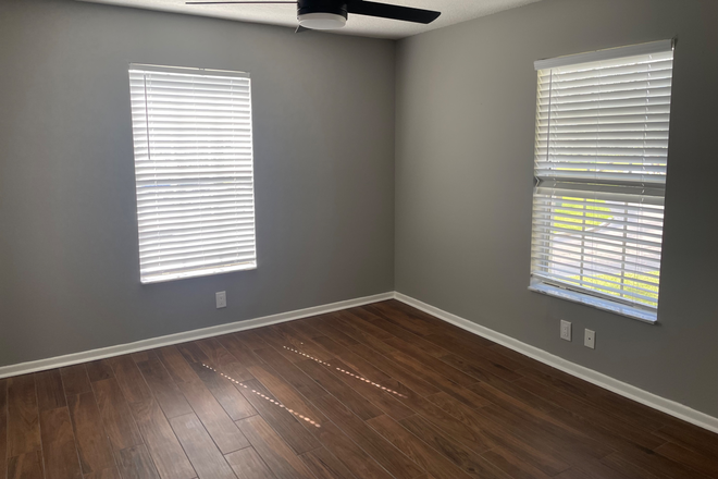 Bedroom currently empty, but can be furnished if requested. - Condo close to campus and Downtown Boca