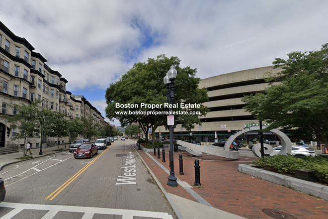 a - 3 big bedrooms by Whole Foods in Symphony