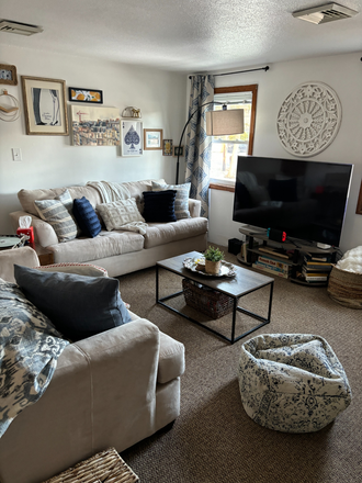 Shared Living Room - House ten minutes to campus (looking to fill extra bedroom)