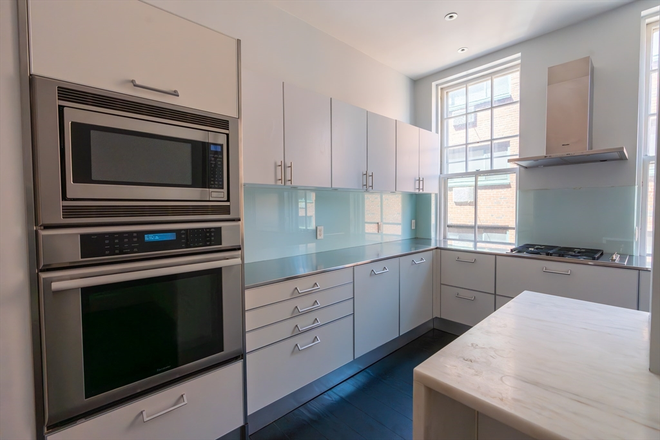 . - Gorgeous 3 Bed/3 Bath  w/ LAUNDRY IN UNIT & PARKING!! Heat&Hot Water Included!! Avai
