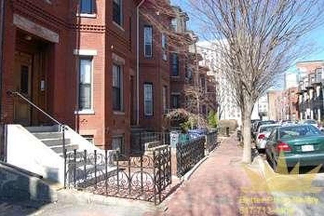 Classic Boston Neighborhood - 3 Bed/1Bath Gorgeous Apartment with W/D in unit, in Mission Hill avail 9/1