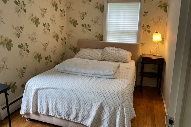 bedroom - Room in shared home for female-Chestnut St-Princeton