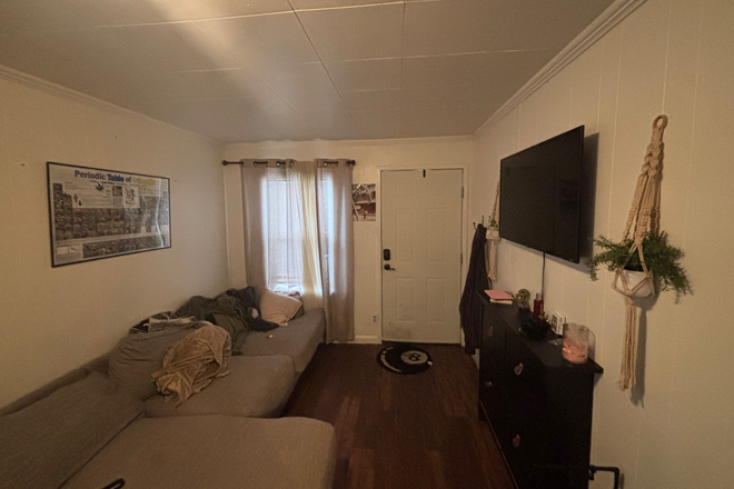 Living room - Room for rent close to campus Townhome