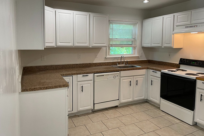 Kitchen- Unit B - ODUrent Offers 1033 W 38th St Duplex