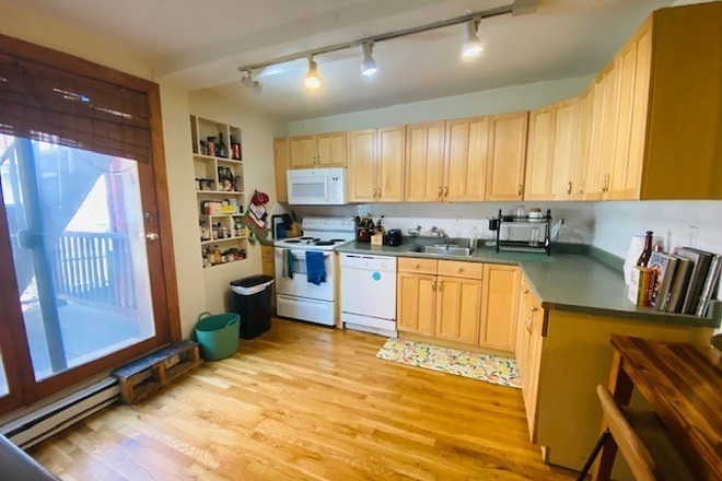 LIVING - SPACIOUS 4 BED/2 BATH WITH IN UNIT LAUNDRY AND HOT WATER INCLUDED! Apartments