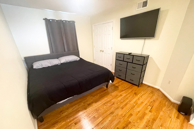 E - Large Furnished Bedrooms for Rent in Renovated House - Walk to the Metro in Minutes!