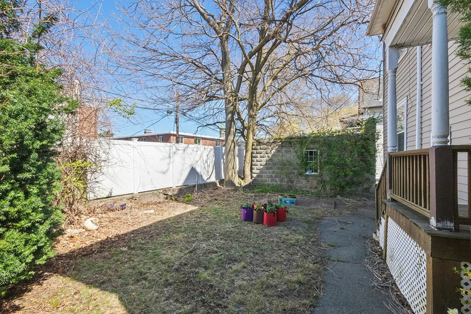 Backyard - 6Bed 2Bath All Girls Apartment