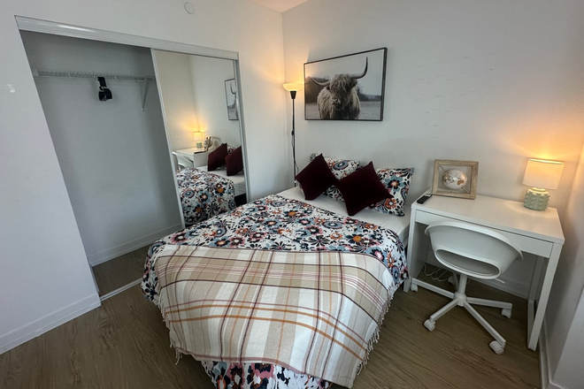 Deluxe Room - Bedroom - Fully Furnished Private Rooms | Near Toronto Metropolitan University & Yonge-College