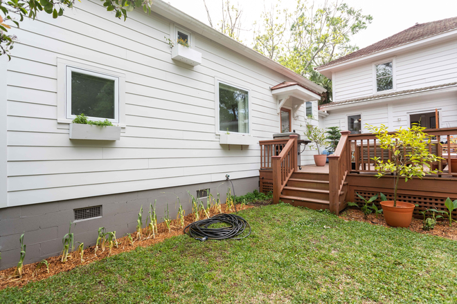 Shared deck/patio - Private Solar-powered Guest Suite in Riverland Terrace House