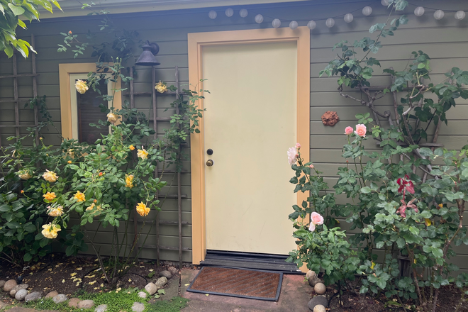 Entrance - Quiet Garden Cottage Southside 10 min walk to campus