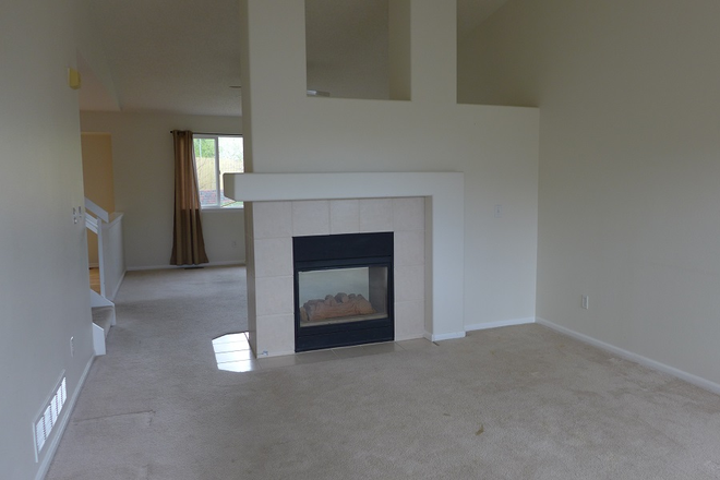 2 - AVAILABLE 8/5: 1436 Begonia Wy House