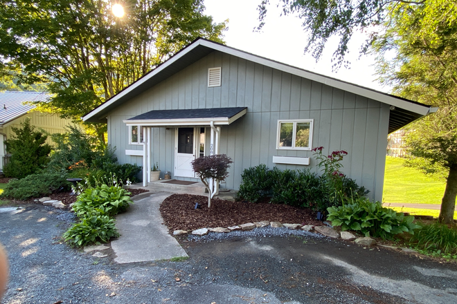 House Front - Willow Creek- Beautiful views- 4 miles from campus.