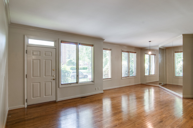 Living Space - 2 BED 1 BATH - Spacious Apartment - Hillsboro West End - Walk to Vanderbilt