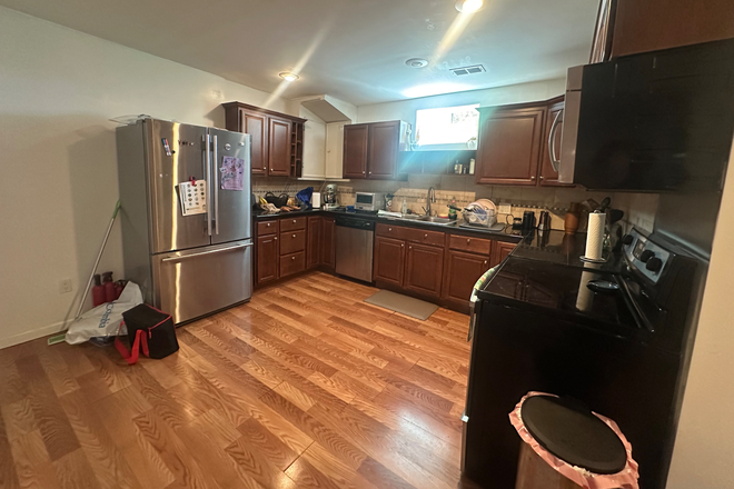 Kitchen - Spacious house unit near campus available now!