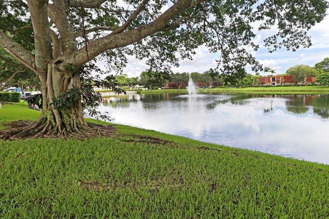 Location - Lakefront Townhouse with Private Patio