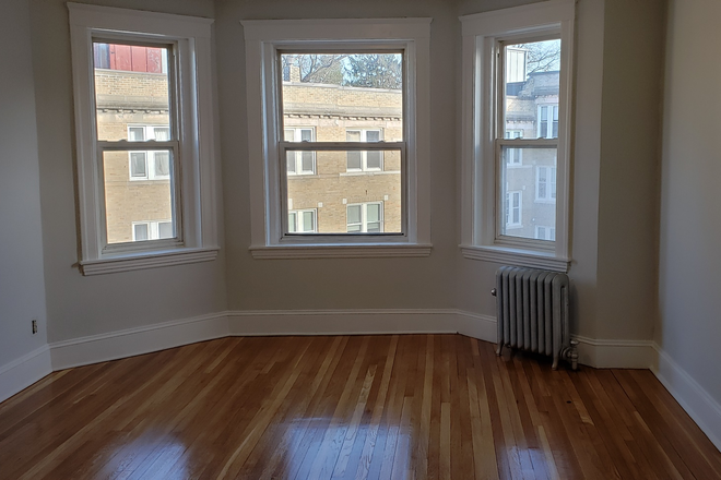 Living Room - Renovated 4-Bed | 1.5 Bath Close to Campus - Available 9/1! NO FEE Apartments