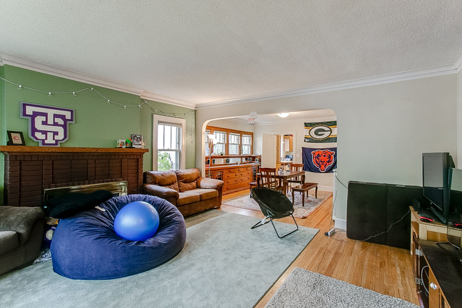 big living room with hard wood floors - Awesome three bedroom apartment one block to campus
