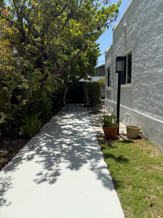 Side entrance - Beautiful,   Quiet, centrally located Shenandoah Cottage Apartments