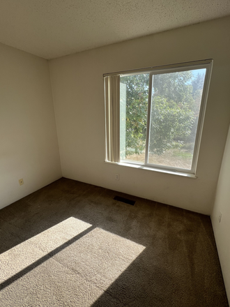 Bedroom - Room in Townhouse Available