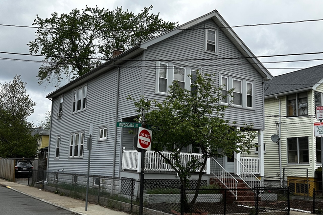 Exterior - 3 Bed 1 Bath on Raymond Street!! Parking Availabl!
