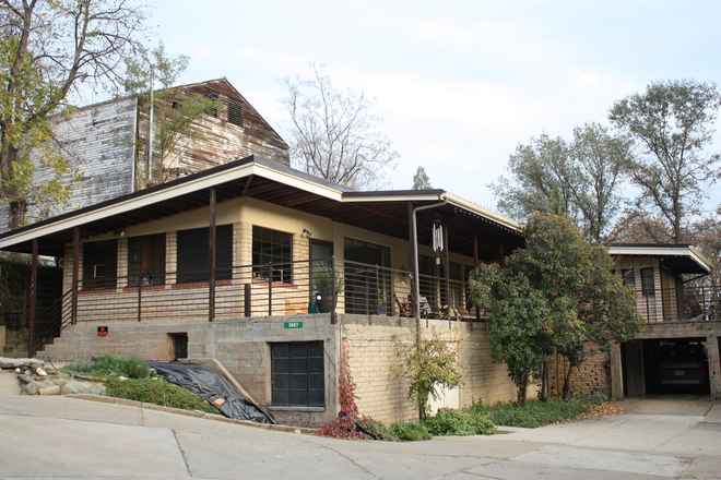 Outside View - Airy, mid-century modern home in downtown Mariposa available to rent starting June 2026