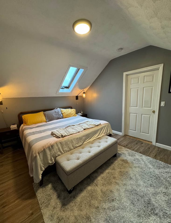 Attic bedroom - Searching for female roommate Townhome