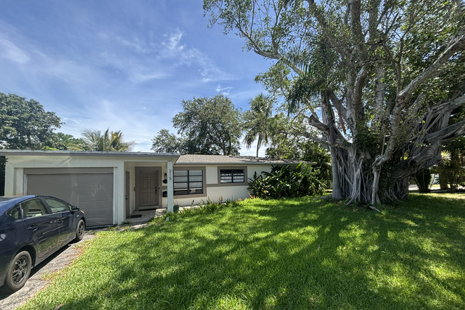 Front of House - 4 Bedroom Home, 5 minutes from FAU/PBSC